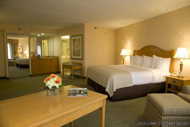Chicago Marriott Naperville Room photo