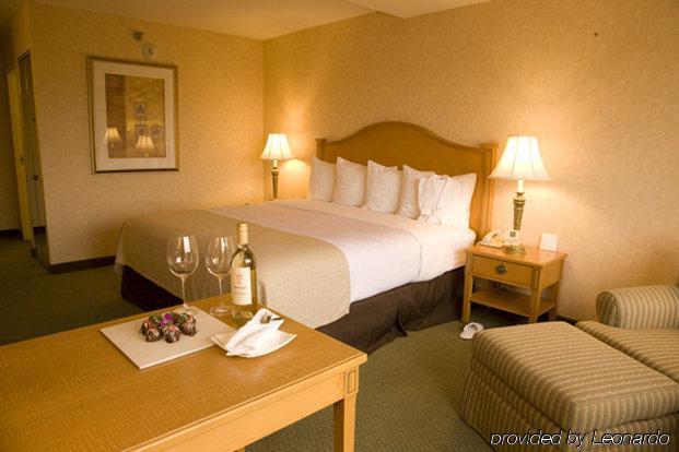 Chicago Marriott Naperville Room photo